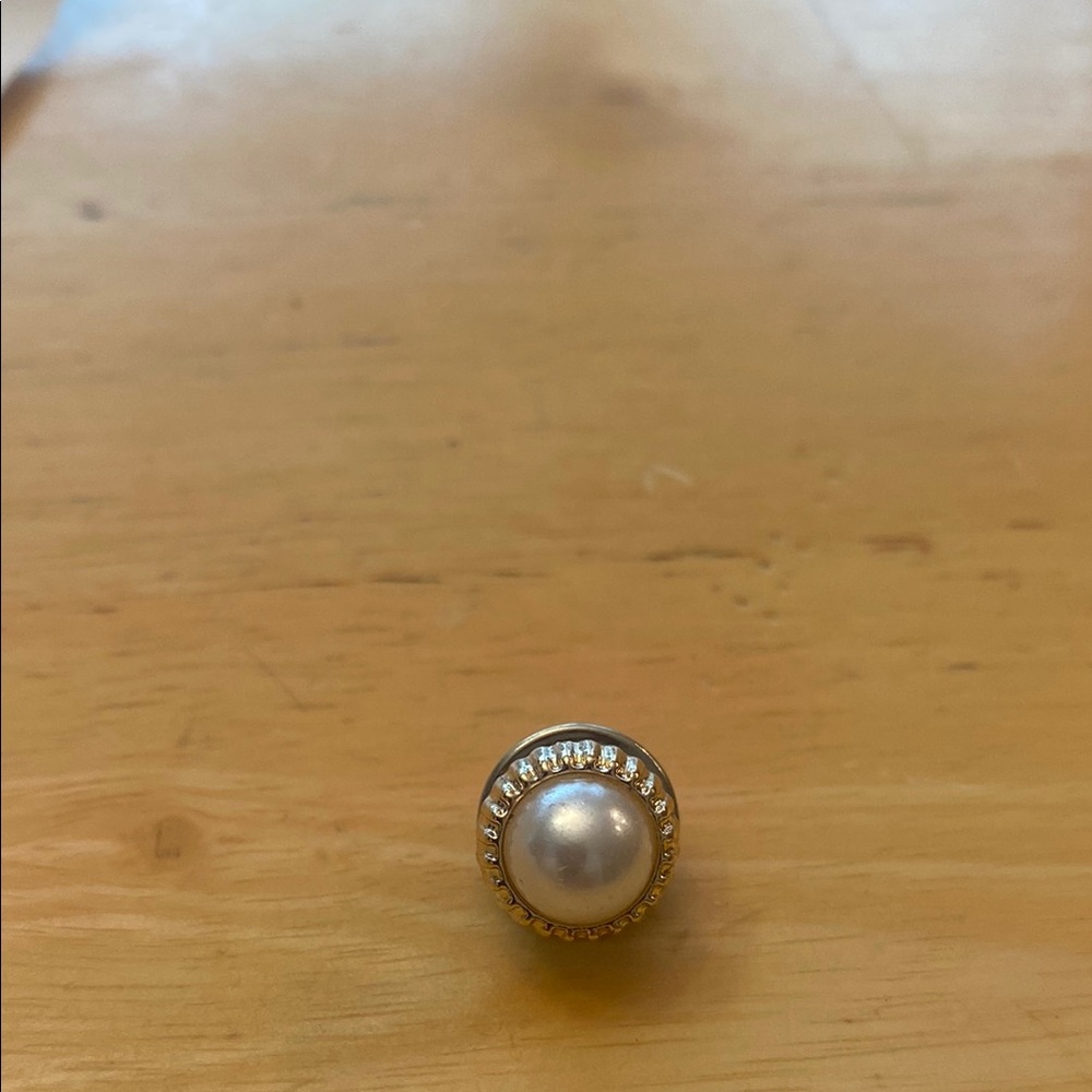 Small faux pearl in gold tone trim brooch. Use on scarf, lapel or tie.
